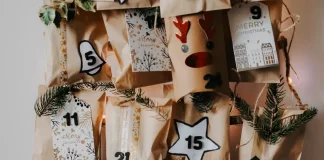 Ręcznie robiony kalendarz adwentowy z papierowych torebek i gałązek świerku.