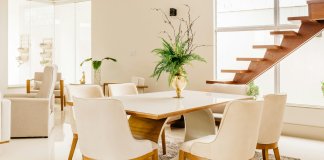 Krzesła do jadalni w stylu slow living: jak wybór mebli wpływa na celebrację codziennych posiłków swiat-krzesel.pl - art3 - lukasz.jpg