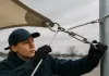 Jak chronić ekspozycję przed warunkami atmosferycznymi na zewnątrz — żagle reklamowe w praktyce brooklyn.pl - 230-jak-chronic-ekspozycje-przed-warunkami-atmosferycznymi-na-ze.webp